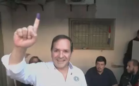 Arnaldo Samaniego ya deposit� su voto.