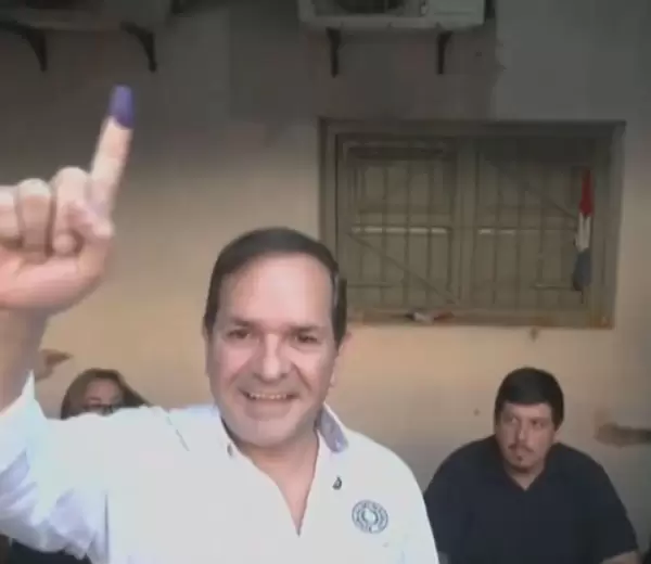 Arnaldo Samaniego ya deposit� su voto.