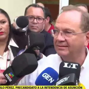 Camilo P�rez convers� con los periodistas tras ejercer su voto.