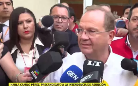 Camilo P�rez convers� con los periodistas tras ejercer su voto.