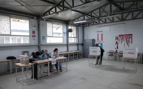 Una mujer emite su voto durante la segunda vuelta de las elecciones presidenciales en un colegio electoral del Per�.