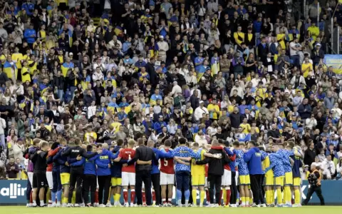 Los jugadores de Dinamarca y Ucrania formaron un c�rculo despu�s de que Eriksen cayera al suelo.
