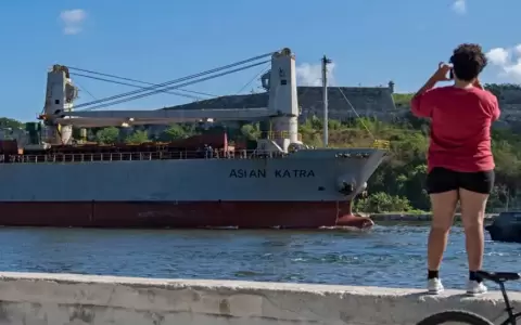 El buque de bandera paname�a Asian Katra ya hab�a transportado ayuda humanitaria a La Habana.