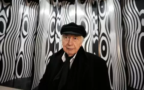 El artista argentino Julio Le Parc, pionero del arte �ptico, posa frente a su obra "Desplazamiento del espectador"