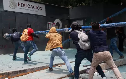 Manifestantes intentan irrumpir por una de las entradas del edificio de la Secretar�a de Educaci�n de M�xico durante una protesta de maestros.