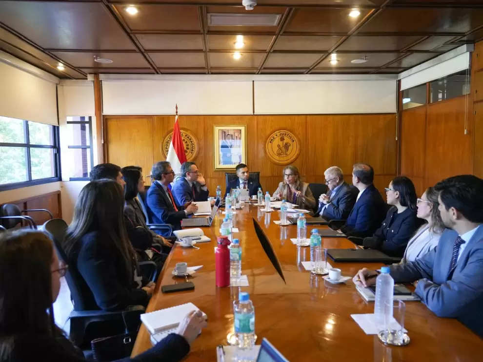 Representantes del Gobierno y del sistema financiero en mesa de trabajo para dise�ar un mecanismo que agilice la apertura de cuentas bancarias.