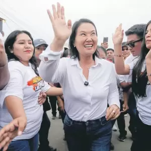 Keiko Fujimori logra una ajustada victoria y queda a un paso de la Presidencia de Perú