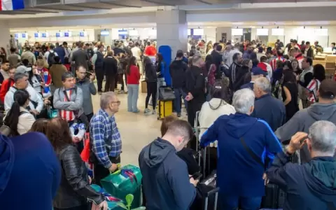 Personas en el aeropuerto Silvio Pettirossi.