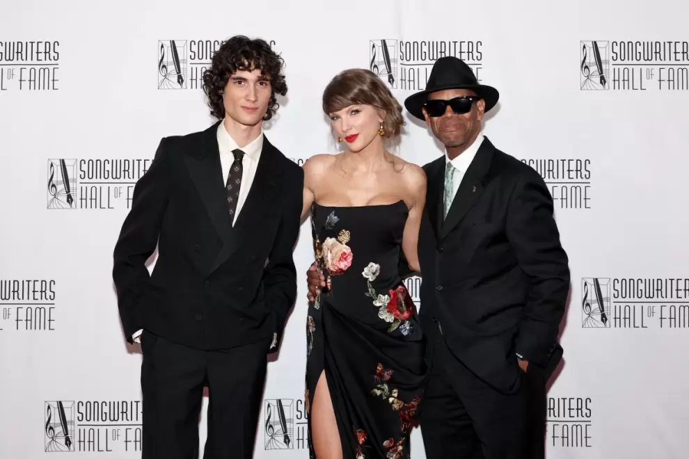 Taylor Swift, junto a Sombr y Jimmy Jam, en la gala del Salón de la Fama de los Compositores en Nueva York, 11 de junio de 2026.