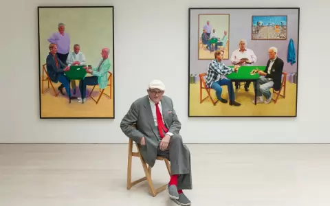 David Hockney con sus obras "Card Players #3 2014" y "A Bigger Card Players 2015"