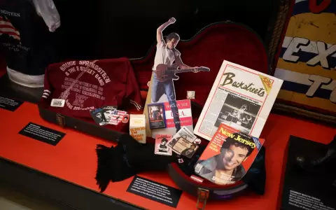 Memorabilia de Bruce Springsteen en la inauguraci�n del centro que lleva su nombre en la Universidad de Monmouth, Nueva Jersey.