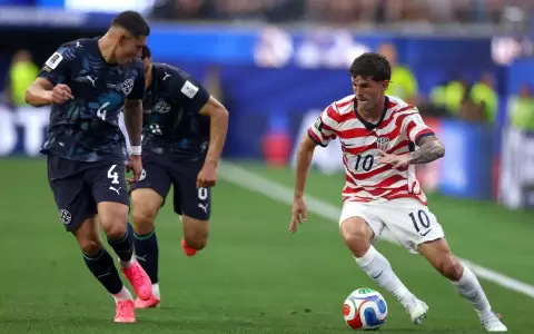 Juan C�ceres (izquierda) marcando a Christian Pulisic (derecha), quien lo tuvo a maltraer en el debut mundialista.