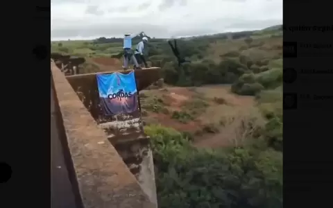 Bungee jump: momento en que lanzan a la mujer sin la cuerda.