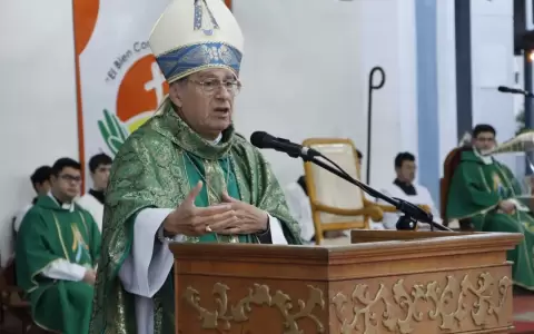 Monse�or Ricardo Valenzuela.