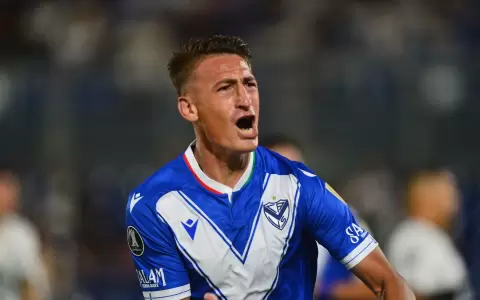 Braian Romero celebrando tras anotar un gol de penal ante Olimpia en el Defensores del Chaco.