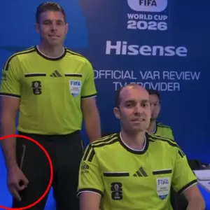 FIFA analiza el accionar de un �rbitro VAR por pol�mico gesto