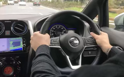 Volante a la derecha.