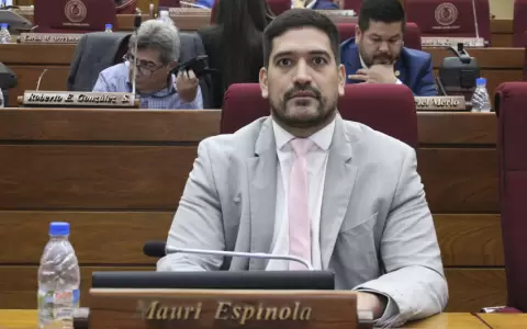 Mauricio Espinola.