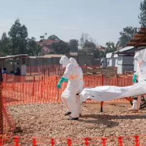 Miembros de equipos de respuesta especializados trasladan a la morgue el cuerpo de una persona fallecida por la enfermedad del virus del �bola en RDC.