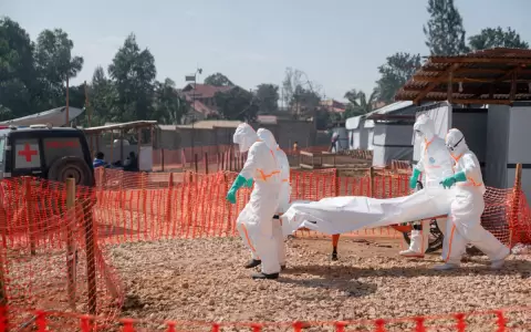 Miembros de equipos de respuesta especializados trasladan a la morgue el cuerpo de una persona fallecida por la enfermedad del virus del �bola en RDC.