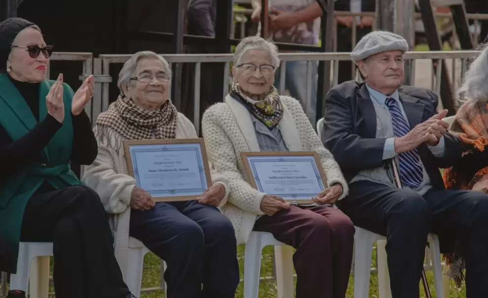 Juana Altamirano Vda. de Almada e Isabel B�ez Corval�n entre los asistentes al evento.