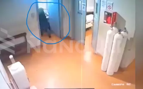 Momento en que el hombre apenas se asoma a la puerta del consultorio y ya ataca al m�dico de guardia.