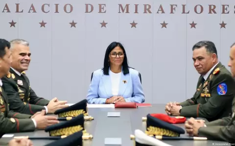 La presidenta interina de Venezuela, Delcy Rodr�guez, y el nuevo ministro de Defensa de Venezuela, Vladimir Padrino L�pez (segundo desde la izq)