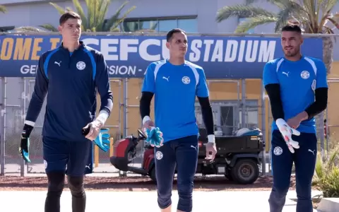 Orlando Gill (izquierda), Roberto Junior Fern�ndez (medio) y Gast�n Olveira (derecha), arqueros de la Selecci�n Paraguaya.