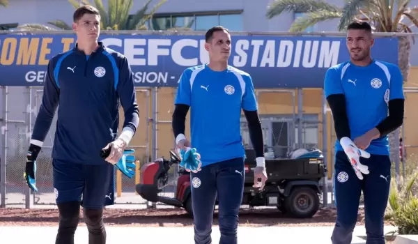 Orlando Gill (izquierda), Roberto Junior Fern�ndez (medio) y Gast�n Olveira (derecha), arqueros de la Selecci�n Paraguaya.