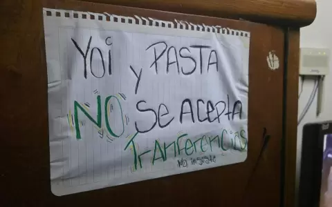 "Yoi y pasta, no se acepta transferencia": Cartel que ofertaba las drogas del detenido.