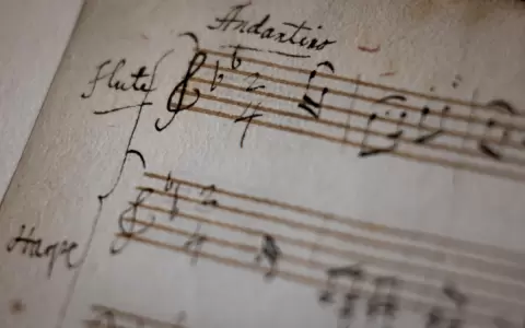 Un fragmento original del cuaderno manuscrito de Wolfgang Amadeus Mozart, fotografiado en la Biblioteca Richelieu (Biblioteca Nacional de Francia).