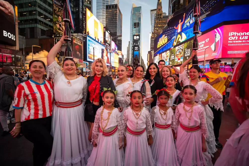 Las ni�as del Grupo Folkl�rico del Centro Paraguayo de Nueva York llevaron la m�sica y las danzas tradicionales al coraz�n de Manhattan.
