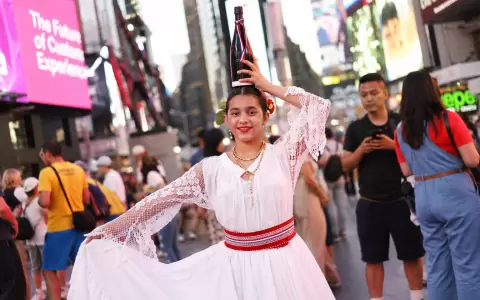 Paraguay tambi�n encontr� una forma de hacerse sentir m�s all� de las canchas, en el Times Square con la danza paraguaya.