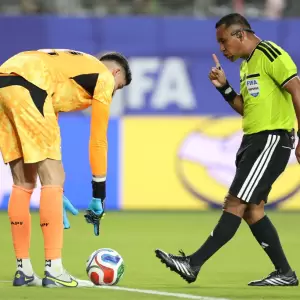 Iv�n Barton advirtiendo a Orlando Gill durante el duelo de este s�bado entre Paraguay y Turqu�a.