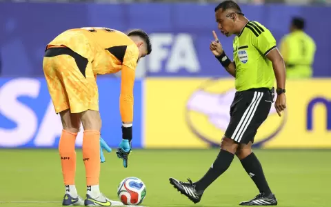 Iv�n Barton advirtiendo a Orlando Gill durante el duelo de este s�bado entre Paraguay y Turqu�a.