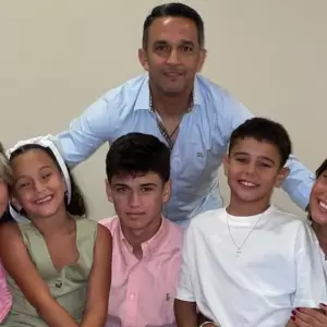 Jean Patrick Delm�s junto a sus cinco hijos.