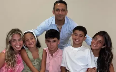 Jean Patrick Delm�s junto a sus cinco hijos.