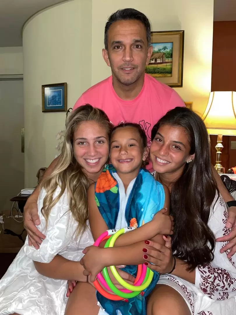 Jani Dem�s junto a Catalina, Mariana y Camila.