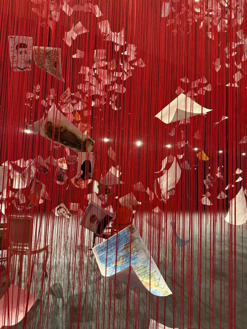 Gran instalación de Chiharu Shiota en "El Ojo" del Museo Oscar Niemeyer. Cortesía