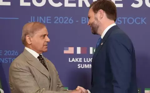 Vance (dcha.) saluda a su llegada a Suiza al Primer Ministro pakistan�, Shehbaz Sharif (izq.)