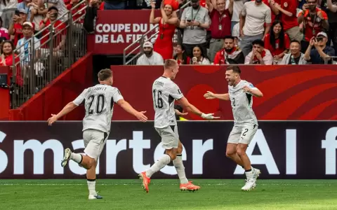 Finn Surman yendo a festejar su gol con Tim Payne, quien dio la asistencia.