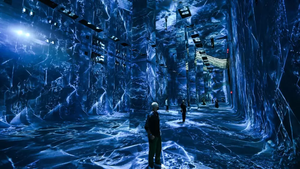 Visitantes interact�an con visualizaciones inmersivas de la exposici�n inaugural "Machine Dreams: Rainforest". (Foto: Patrick T. Fallon / AFP)