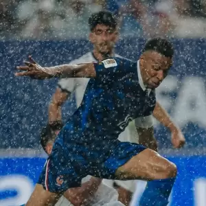 Kylian Mbapp� adelant� a Francia en un Lincoln Financial Field pasado por agua.