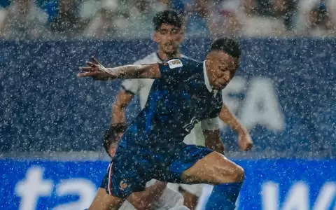 Kylian Mbapp� adelant� a Francia en un Lincoln Financial Field pasado por agua.