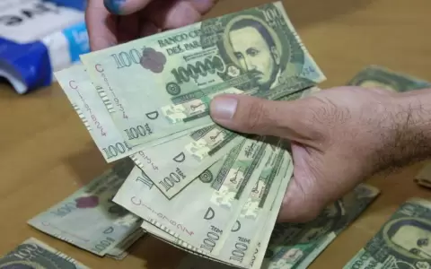 Dinero en efectivo en la moneda local.