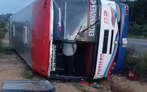 �mnibus con estudiantes vuelca en Caaguaz� y moviliza a equipos de emergencia