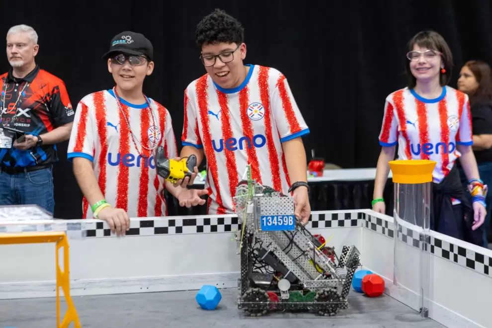 Equipo paraguayo conquista el segundo lugar en el mayor certamen global de robótica. Foto: Gentileza.