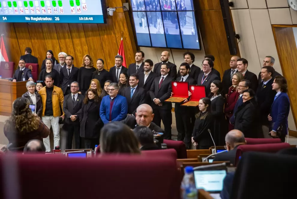 Integrantes de la OSIC junto a su director, Diego S�nchez Haase. Cortes�a