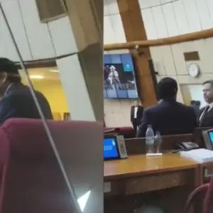 Momento en que el diputado se not� obuscado ayer al t�rmino de la sesi�n.