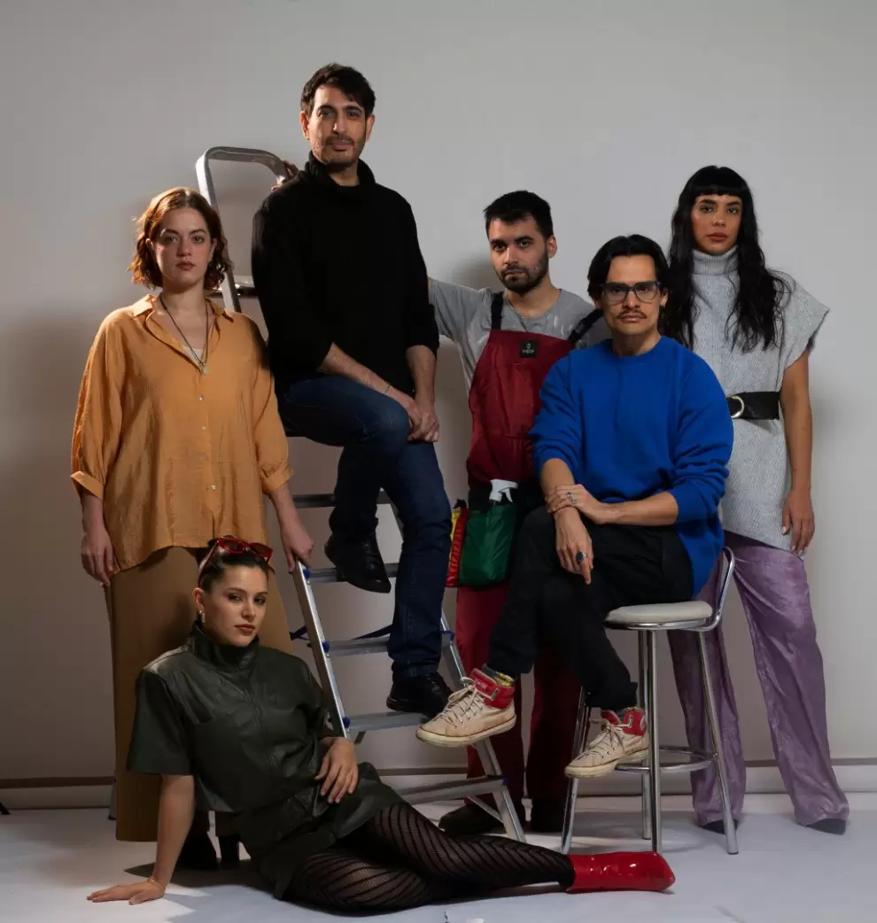 Elenco de Hay un cuerpo en la galería junto a su director, Diego Mongelós © Lui Acosta Facci
